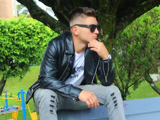 KevinToro online